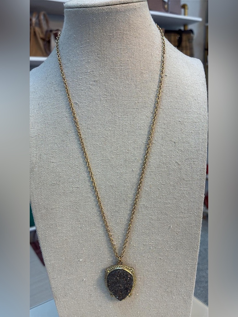 Gold-Frame Teardrop druzy pendant necklace - Gray Druzy - Picture 5 of 6